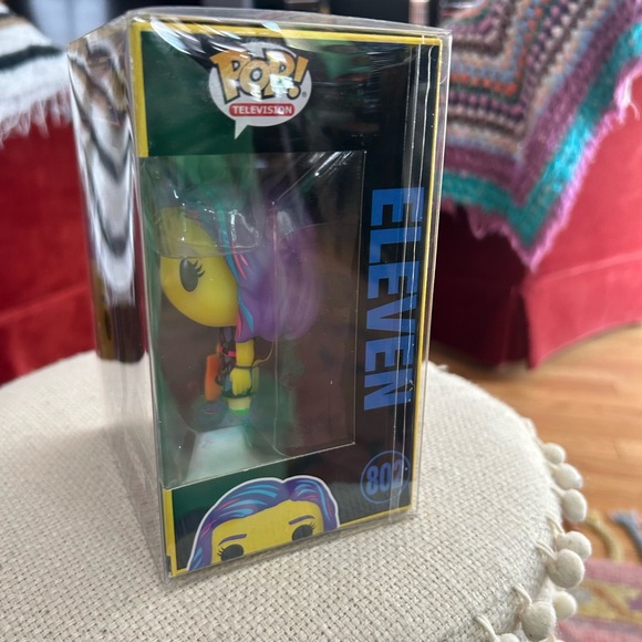 Funko Pop! Stranger Things - Eleven #802 Blacklight (Special Edition) - Picture 5 of 9